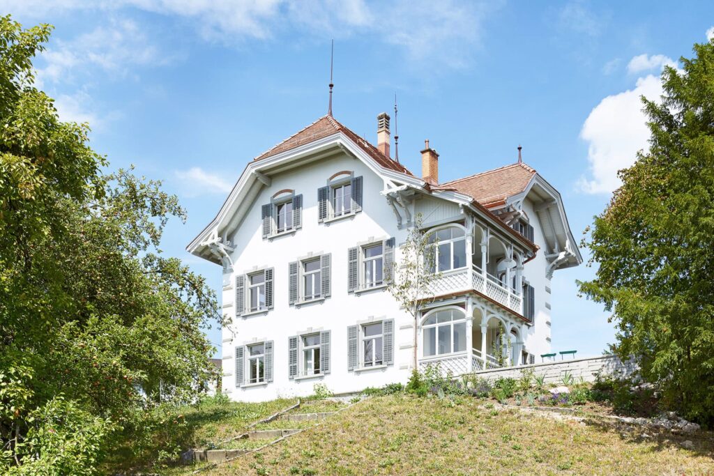 🇨🇭Haus Zur Sommerau, Bergstrasse, Uetikon am See, Biaxo cast iron radiators