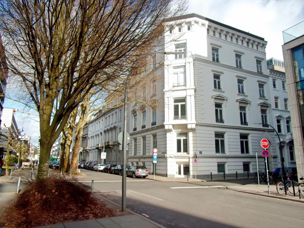 Hamburg, Warburg-Ensemble Liberty and Romeo cas iron radiators