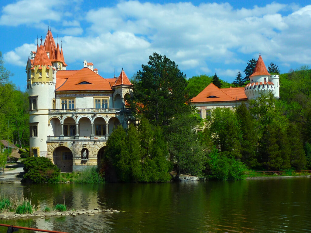 Žinkovy Castle with ArtDeco Cast Iron Radiators